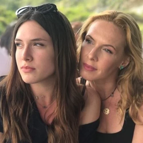 Εβελίνα Παπούλια | Κινηματογραφική βραδιά με την κόρη της και τον σύντροφο της νεαρής ηθοποιού