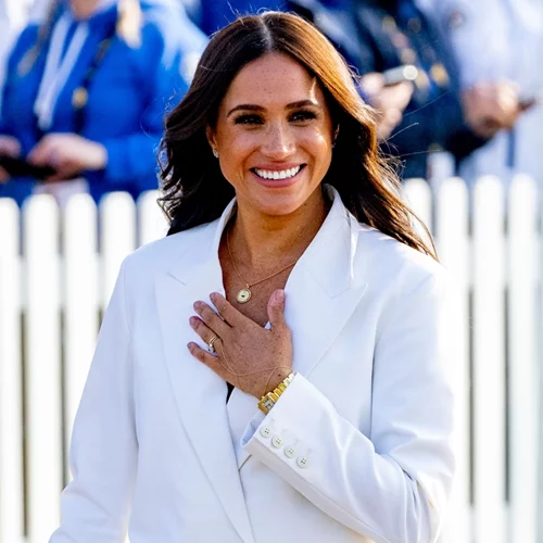 Η Meghan Markle φόρεσε το κοστούμι που κάθε γυναίκα χρειάζεται στην γκαρνταρόμπα της