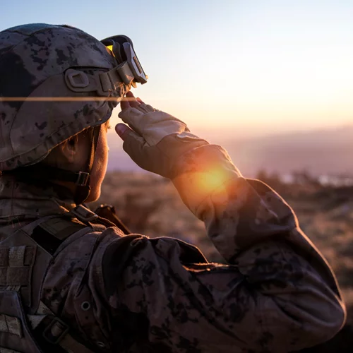 Συγκλονιστικές φωτογραφίες του Reuters από την Ουκρανία | Γυναίκες ετοιμάζουν μολότοφ για να αντιμετωπίσουν τους Ρώσους