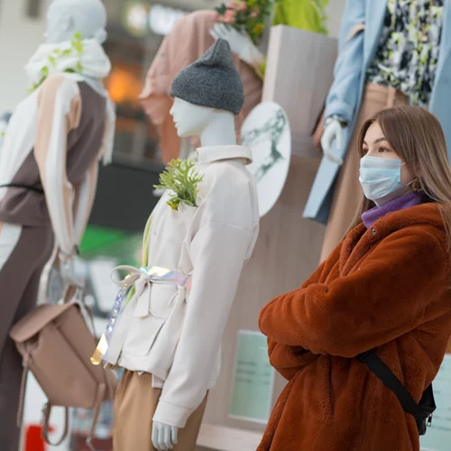 ΗΠΑ | Υποχρεωτικές μάσκες, τεστ κορονοϊού (Covid-19), καθώς η Εβδομάδα Μόδας της Νέας Υόρκης υιοθετεί τη "νέα κανονικότητα"