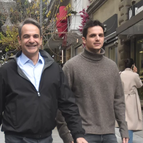 Κυριάκος Μητσοτάκης | Με τον γιο του, Κωνσταντίνο στο κέντρο της Αθήνας