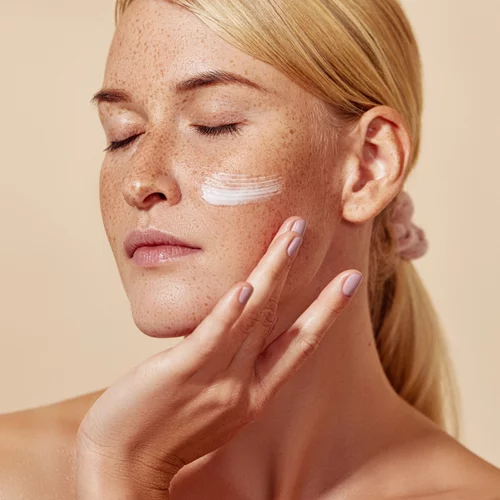 Το "μαγικό" συστατικό που κάνει θαύματα για τις κηλίδες, τα σημάδια και τη λιπαρότητα