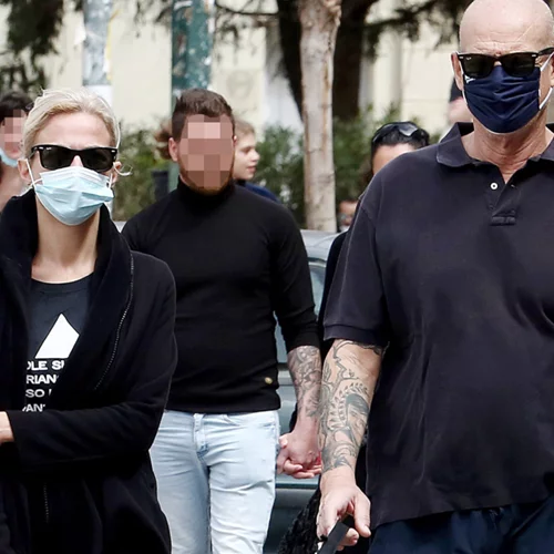 Χριστίνα Κοντοβά | Βόλτα με τον Τζώνη Καλημέρη για τη νέα μαμά μετά την επιστροφή από την Ουγκάντα