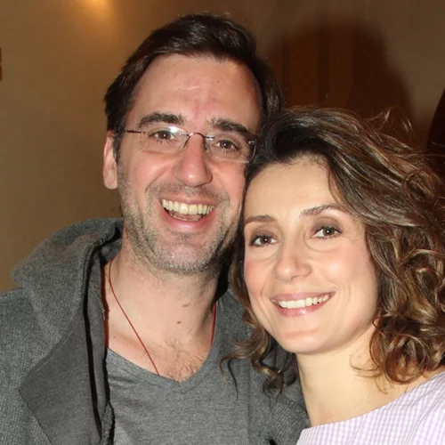 Mε maxi black dress και τον Νικηφόρο Χαραγκιώνη στο πλευρό της | Η Ευδοκία Ρουμελιώτη στην avant premiere της σειράς "Τρομεροί Γονείς"