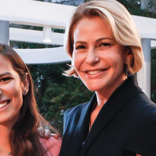 Η Τζένη Μπαλατσινού με το πιο κομψό πανωφόρι | Ιδανικό για τη μεταβατική περίοδο