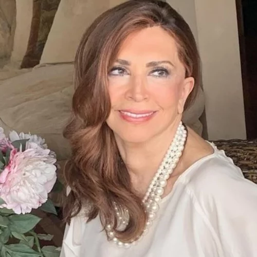 Η Μιμή Ντενίση με παγέτα - Η φωτογραφία στο χολ του σπιτιού της πριν τη βραδινή έξοδό της