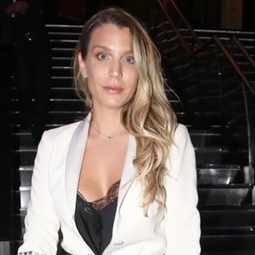 3,5 μήνες μετά | Η Κατρίνα Τσάνταλη με ροζ κοστούμι στην πρώτη της εμφάνιση μετά τον ερχομό του γιου της