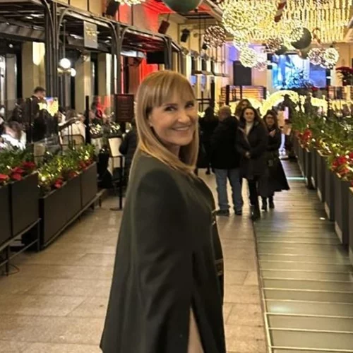 Μάρα Ζαχαρέα | Το stylish γιορτινό look που δημιούργησε σε χριστουγεννιάτικο κάλεσμα