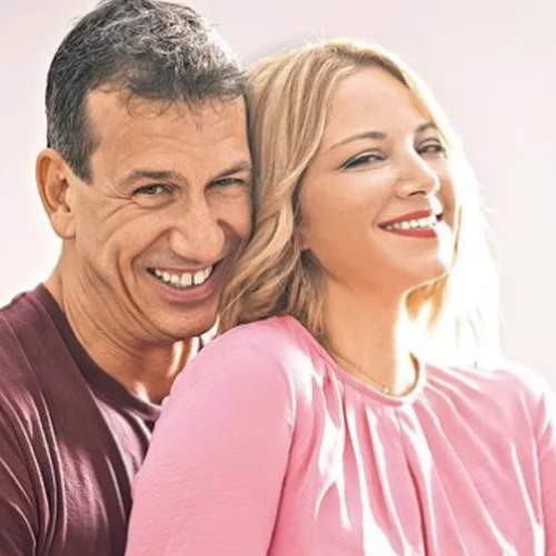 "11 χρόνια μαζί" | Ζαμπέτογλου και Γαλακτερός ποζάρουν αγκαλιά στο ηλιοβασίλεμα [εικόνες]