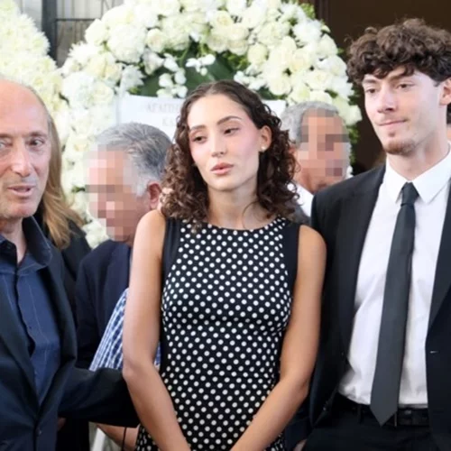 Τζέλλα και Στάθης Πλέσσας | Αυτά είναι τα άγνωστα εγγόνια του Μίμη Πλέσσα - Με τον πατέρα τους στην κηδεία του παππού τους