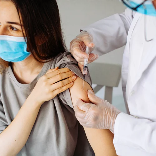 Εμβολιασμοί | Πότε ανοίγει η πλατφόρμα για τους 35-39 με όλα τα εμβόλια - 100.000 ραντεβού σε μια ημέρα για τους 40-44