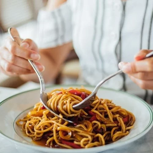 Πεινάς συνέχεια; Οι 6 ορμόνες που κρύβονται πίσω από την όρεξή σου