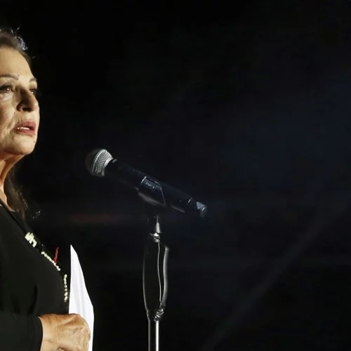 Χάρις Αλεξίου – Reworks | Το παρελθόν συναντά το παρόν και ταξιδεύει στο μέλλον