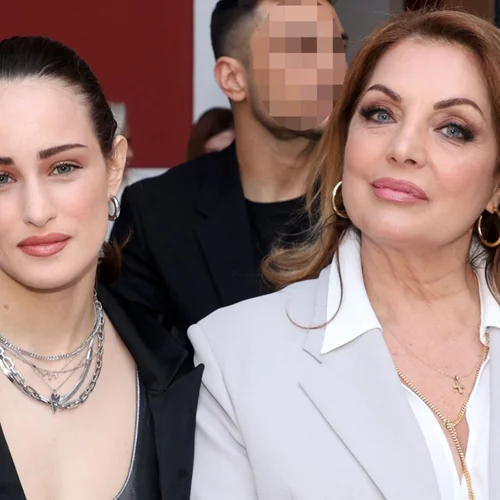 H Άντζελα Γκερέκου πέρασε μία χαλαρή Κυριακή στο διαμέρισμα της κόρης της στο Παγκράτι