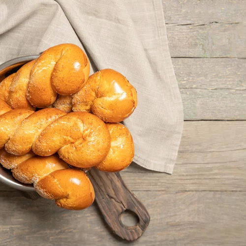 Πασχαλινά κουλουράκια | Η πανεύκολη συνταγή χωρίς μίξερ του Άκη Πετρετζίκη, για να μοσχομυρίσει το σπίτι