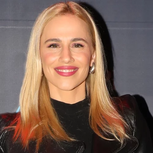 Σαν άλλη Olivia Newton στο "Grease" η Νάντια Μπουλέ | Με δερμάτινο στενό παντελόνι και crop top