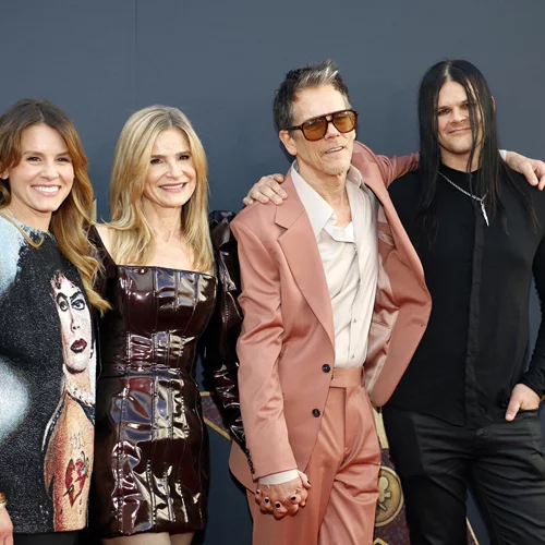 Meet the Bacons | Ο Κevin Bacon, η Kyra Sedgwick, ο Τravis και η Sosie, όλοι έδωσαν το παρών στην πρεμιέρα του πρεμιέρα του MaXXXine