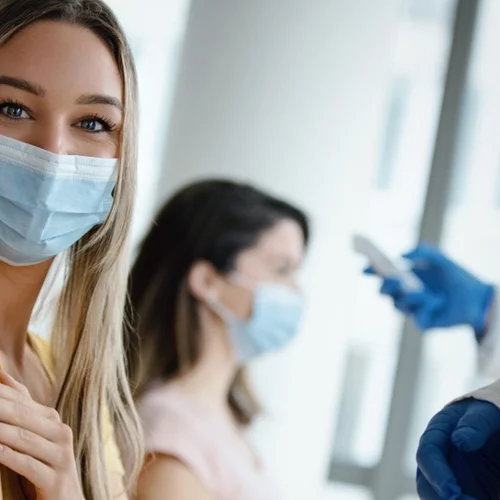 Κορονοϊός | H 3η δόση του εμβολίου μειώνει έως 93% τον κίνδυνο νοσηλείας και βαριάς Covid-19