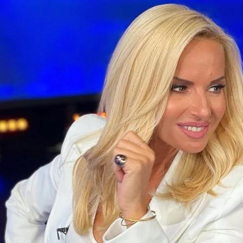 Η Μαρία Μπεκατώρου φόρεσε το δερμάτινο κολάν με κομψό τρόπο