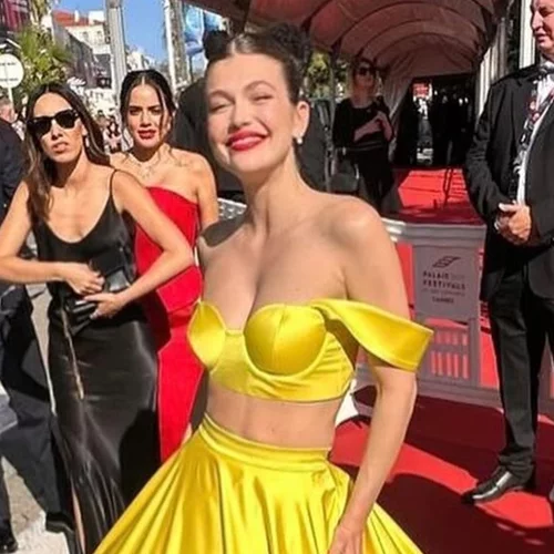 Πιο εντυπωσιακή από ποτέ | Η Κλέλια Ανδριολάτου με κίτρινο twin set στο κόκκινο χαλί του Φεστιβάλ Καννών.