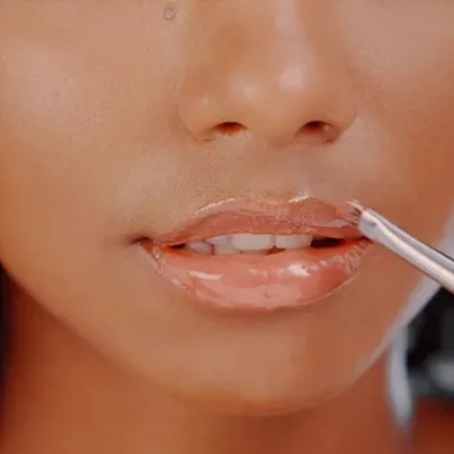 Η SOS κίνηση που θα εμποδίσει τα χείλη σου να ξεφλουδίσουν από το κρύο