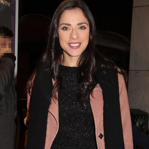 H Ευαγγελία Συριοπούλου φόρεσε το κλασικό μαύρο κοστούμι με τον πιο θηλυκό  τρόπο