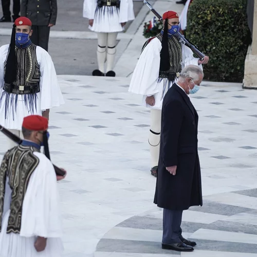 Η συγκίνηση του Καρόλου την ώρα της κατάθεσης στεφάνου