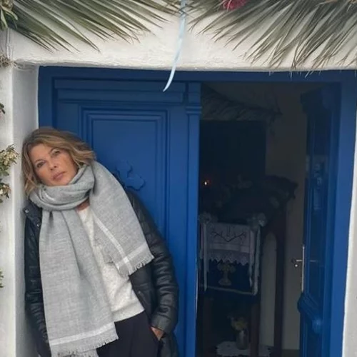 Η Σοφία Αλιμπέρτη απολαμβάνει τους ήσυχους ρυθμούς της Αίγινας