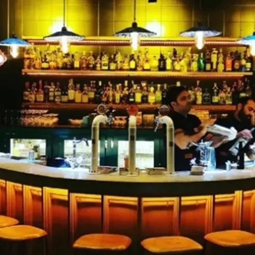 Στο "Λοκάλι" εξακολουθούν να φτιάχνουν ποτά για τον κόσμο