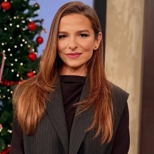 Η Εριέττα Κούρκουλου Λάτση με μίνι φούστα | Πώς μπορείς να τη φορέσεις από το πρωί μέχρι το βράδυ