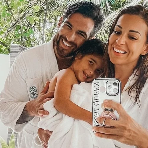 Ελένη Χατζίδου | Με δυο νυφικά στον γάμο της με τον Ετεοκλή Παύλου και παρανυφάκι την κόρη τους