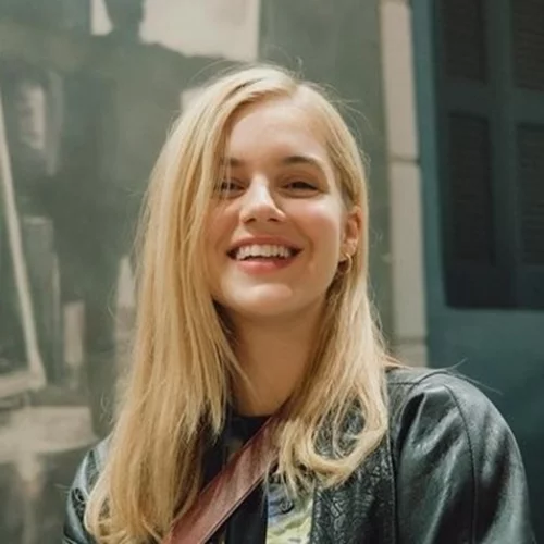 Νατάσα Εξηνταβελώνη | Σχολιάζει την ομοιότητά της με συμπρωταγωνίστριά της