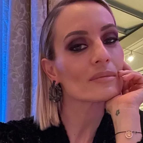 Ελεονώρα Μελέτη | Η εντυπωσιακή εμφάνιση στον γάμο της κουνιάδας της, με τον Θοδωρή Μαροσούλη και την κόρη τους