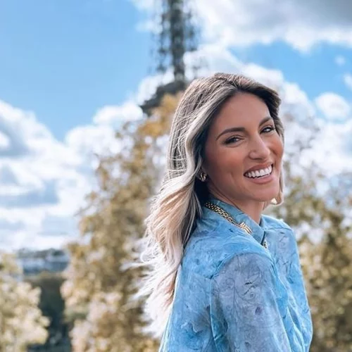 Αθηνά Οικονομάκου | Τρώει burger πάνω στο κρεβάτι με την κουμπάρα της στο πολυτελές δωμάτιο της