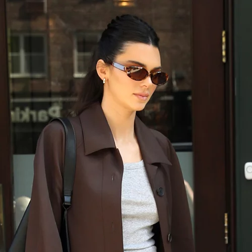 Minimal chic | Τα κομψά looks που μπορείς να δημιουργήσεις με ένα denim παντελόνι αυτή την εποχή