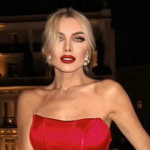 Το φλογερό κόκκινο φόρεμα της Κατερίνας Καινούργιου σου δίνει έμπνευση για το τι να φορέσεις σε ένα date night