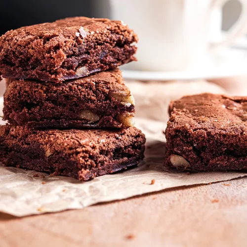Η πιο εύκολη συνταγή για σπιτικά brownies που έχεις δοκιμάσει | Έτοιμα σε 6 μόλις λεπτά