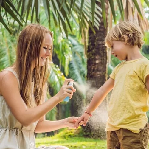 Απεχθάνεσαι τη σιτρονέλα; Βρήκαμε μία αποτελεσματική εντομοαπωθητική λοσιόν με άρωμα καφέ