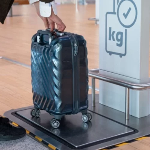 Κι όμως, μία αεροπορική εταιρία αποφάσισε να ζυγίζει τους επιβάτες όπως τις χειραποσκευές