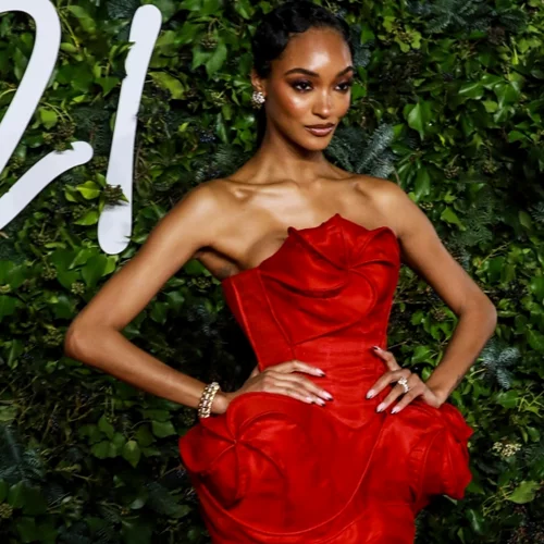 Βρήκαμε το ιδανικό κόκκινο φόρεμα για να ενθουσιάσεις στο ρεβεγιόν