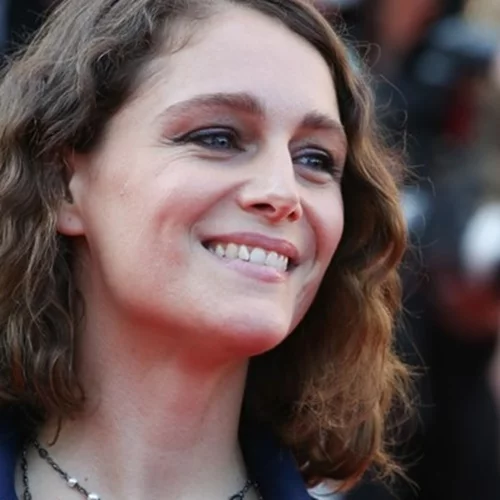 "September Says"| Παγκόσμια πρεμιέρα για την ταινία της συζύγου του Γιώργου Λάνθιμου, Ariane Labed στο 77o Φεστιβάλ Καννών