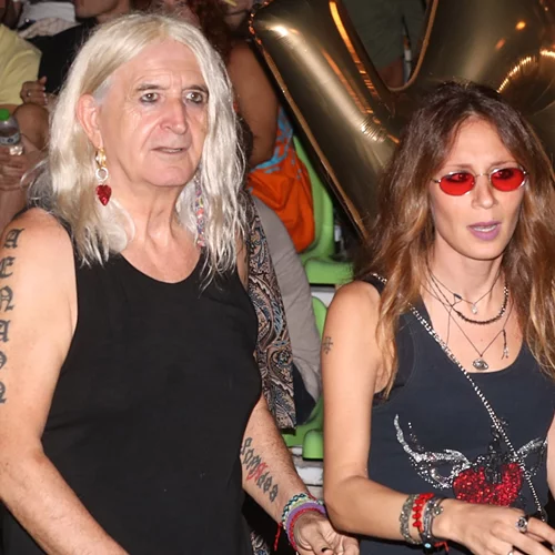 Νίκος Καρβέλας | Σπάνια φωτογραφία αγκαλιά με τη σύντροφό του, Έλενα Φερεντίνου