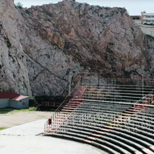 Όλα όσα θα δούμε στο Θέατρο Βράχων φέτος το καλοκαίρι