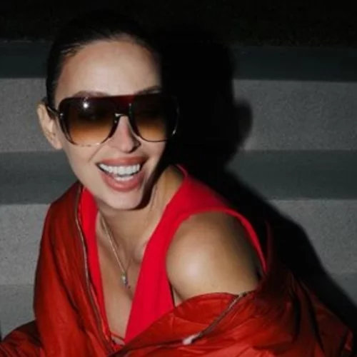 Fuego | Η εγκυμονούσα Ελένη Φουρέιρα ποζάρει με μίνι κόκκινο φόρεμα