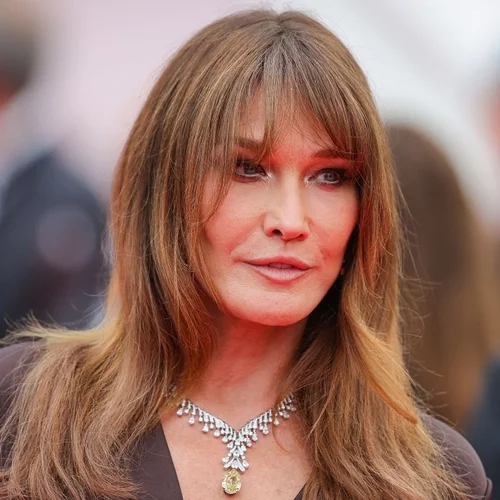 Carla Bruni | Το νέο της κούρεμα ανήκει στις επόμενες μεγάλες τάσεις στα μαλλιά