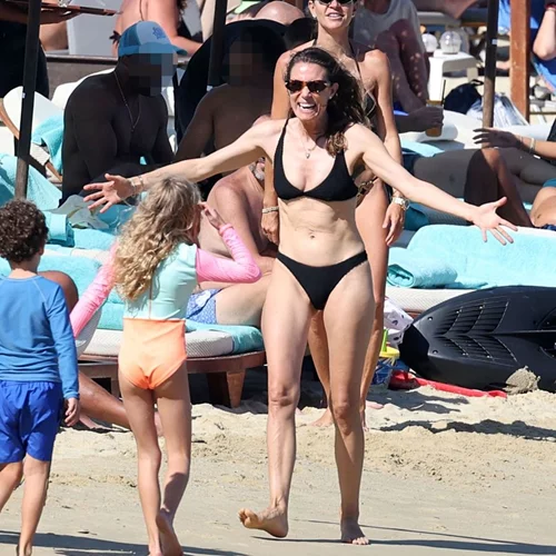 Βίκυ Καγιά | Οι αγκαλιές με τα παιδιά της στην παραλία και οι εντυπωσιακές βουτιές