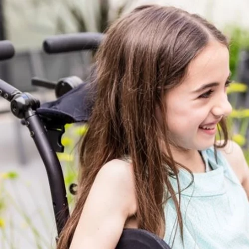 "Είναι σαν εμένα": Η συγκινητική αντίδραση ενός μικρού κοριτσιού ΑμεΑ όταν βλέπει ένα μοντέλο σε αναπηρικό αμαξίδιο