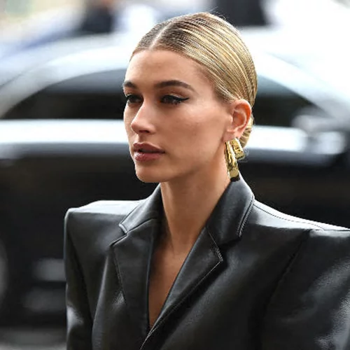 Αναρωτιέσαι τι να φορέσεις στα πρώτα καλέσματα σε γάμο; Η Hailey Bieber προτείνει τη λύση που βρίσκεται στη ντουλάπα σου