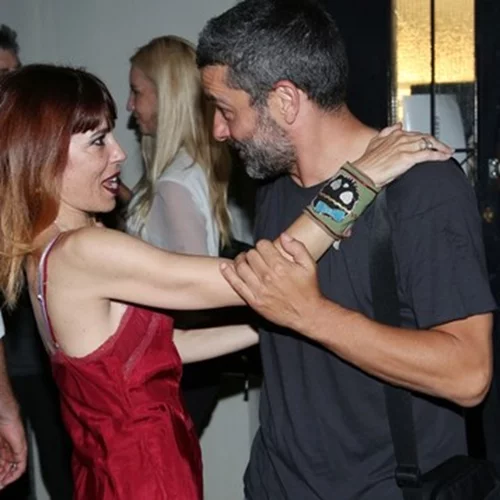 Μυρτώ Αλικάκη και Πέτρος Λαγούτης ποζάρουν με τον 19χρονο γιο τους, Δημήτρη