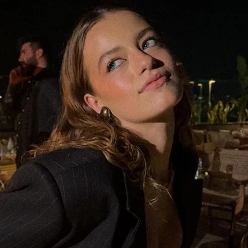 Γαία Μερκούρη | Ο sexy τρόπος με τον οποίο φόρεσε ένα διαχρονικό κοστούμι σε βραδινή έξοδο